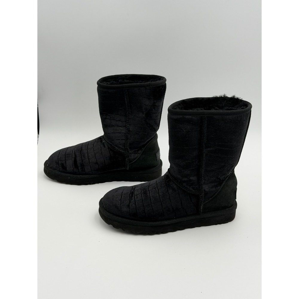 UGG Classic Short II Croc Womens 6 Black Velvet Sheepskin Pull On Boots 1119099